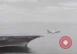 Standbild Vought F-8 Crusader hebt vom Flugzeugträger ab Vietnam, 1965, aus Sekunde 61 historischem Filmmaterial Videoclip 65675079555