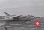 Standbild Aktion auf dem Flugdeck der USS Hancock Vietnam, 1965, aus Sekunde 3 historischem Filmmaterial Videoclip 65675079557