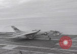 Standbild Aktion auf dem Flugdeck der USS Hancock Vietnam, 1965, aus Sekunde 5 historischem Filmmaterial Videoclip 65675079557