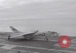 Standbild Aktion auf dem Flugdeck der USS Hancock Vietnam, 1965, aus Sekunde 8 historischem Filmmaterial Videoclip 65675079557