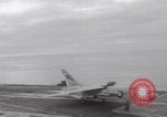Standbild Aktion auf dem Flugdeck der USS Hancock Vietnam, 1965, aus Sekunde 14 historischem Filmmaterial Videoclip 65675079557