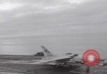 Standbild Aktion auf dem Flugdeck der USS Hancock Vietnam, 1965, aus Sekunde 15 historischem Filmmaterial Videoclip 65675079557