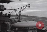 Standbild Aktion auf dem Flugdeck der USS Hancock Vietnam, 1965, aus Sekunde 16 historischem Filmmaterial Videoclip 65675079557