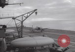 Standbild Aktion auf dem Flugdeck der USS Hancock Vietnam, 1965, aus Sekunde 19 historischem Filmmaterial Videoclip 65675079557