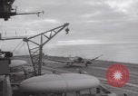 Standbild Aktion auf dem Flugdeck der USS Hancock Vietnam, 1965, aus Sekunde 25 historischem Filmmaterial Videoclip 65675079557
