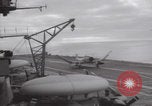 Standbild Aktion auf dem Flugdeck der USS Hancock Vietnam, 1965, aus Sekunde 27 historischem Filmmaterial Videoclip 65675079557