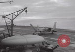 Standbild Aktion auf dem Flugdeck der USS Hancock Vietnam, 1965, aus Sekunde 30 historischem Filmmaterial Videoclip 65675079557
