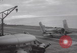 Standbild Aktion auf dem Flugdeck der USS Hancock Vietnam, 1965, aus Sekunde 32 historischem Filmmaterial Videoclip 65675079557