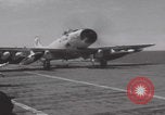 Standbild Aktion auf dem Flugdeck der USS Hancock Vietnam, 1965, aus Sekunde 47 historischem Filmmaterial Videoclip 65675079557
