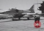 Standbild Flugzeugträger USS Hancock im Vietnamkrieg Vietnam, 1965, aus Sekunde 14 historischem Filmmaterial Videoclip 65675079558