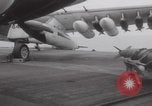Standbild Flugzeugträger USS Hancock im Vietnamkrieg Vietnam, 1965, aus Sekunde 40 historischem Filmmaterial Videoclip 65675079558