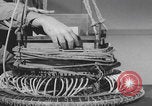 Standbild Komponenten der japanischen Fu-Go-Papierballonbombe United States USA, 1944, aus Sekunde 23 historischem Filmmaterial Videoclip 65675079565