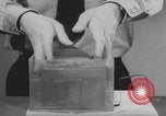 Standbild Komponenten der japanischen Fu-Go-Papierballonbombe United States USA, 1944, aus Sekunde 54 historischem Filmmaterial Videoclip 65675079565