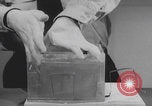 Standbild Komponenten der japanischen Fu-Go-Papierballonbombe United States USA, 1944, aus Sekunde 56 historischem Filmmaterial Videoclip 65675079565