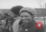 Standbild Demonstration der Afroamerikaner Chicago Illinois USA, 1970, aus Sekunde 32 historischem Filmmaterial Videoclip 65675079568