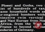 Standbild USAAF bombardiert Ölraffinerien in Ploesti Rumänien Ploiesti, Rumänien, 1944, aus Sekunde 49 historischem Filmmaterial Videoclip 65675079573