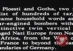 Standbild USAAF bombardiert Ölraffinerien in Ploesti Rumänien Ploiesti, Rumänien, 1944, aus Sekunde 57 historischem Filmmaterial Videoclip 65675079573