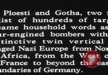 Standbild USAAF bombardiert Ölraffinerien in Ploesti Rumänien Ploiesti, Rumänien, 1944, aus Sekunde 61 historischem Filmmaterial Videoclip 65675079573