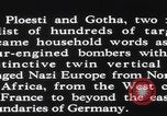 Standbild USAAF bombardiert Ölraffinerien in Ploesti Rumänien Ploiesti, Rumänien, 1944, aus Sekunde 62 historischem Filmmaterial Videoclip 65675079573