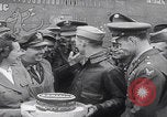 Standbild B-24D Liberator Bomerang Abschiedsparty England Vereinigtes Königreich, 1944, aus Sekunde 21 historischem Filmmaterial Videoclip 65675079574