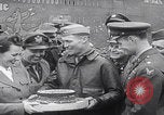 Standbild B-24D Liberator Bomerang Abschiedsparty England Vereinigtes Königreich, 1944, aus Sekunde 22 historischem Filmmaterial Videoclip 65675079574