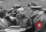 Standbild B-24D Liberator Bomerang Abschiedsparty England Vereinigtes Königreich, 1944, aus Sekunde 23 historischem Filmmaterial Videoclip 65675079574
