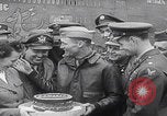 Standbild B-24D Liberator Bomerang Abschiedsparty England Vereinigtes Königreich, 1944, aus Sekunde 24 historischem Filmmaterial Videoclip 65675079574