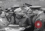 Standbild B-24D Liberator Bomerang Abschiedsparty England Vereinigtes Königreich, 1944, aus Sekunde 25 historischem Filmmaterial Videoclip 65675079574