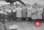 Standbild B-24D Liberator Bomerang Abschiedsparty England Vereinigtes Königreich, 1944, aus Sekunde 32 historischem Filmmaterial Videoclip 65675079574