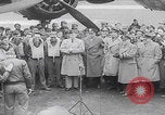 Standbild B-24D Liberator Bomerang Abschiedsparty England Vereinigtes Königreich, 1944, aus Sekunde 34 historischem Filmmaterial Videoclip 65675079574