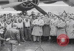 Standbild B-24D Liberator Bomerang Abschiedsparty England Vereinigtes Königreich, 1944, aus Sekunde 35 historischem Filmmaterial Videoclip 65675079574
