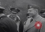Standbild B-24D Liberator Bomerang Abschiedsparty England Vereinigtes Königreich, 1944, aus Sekunde 46 historischem Filmmaterial Videoclip 65675079574