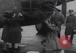 Standbild B-24D Liberator Bomerang Abschiedsparty England Vereinigtes Königreich, 1944, aus Sekunde 62 historischem Filmmaterial Videoclip 65675079574