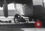 Standbild USAAF-Bomber starten in Großbritannien England Vereinigtes Königreich, 1942, aus Sekunde 4 historischem Filmmaterial Videoclip 65675079575