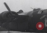 Standbild USAAF-Bomber starten in Großbritannien England Vereinigtes Königreich, 1942, aus Sekunde 8 historischem Filmmaterial Videoclip 65675079575