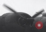 Standbild USAAF-Bomber starten in Großbritannien England Vereinigtes Königreich, 1942, aus Sekunde 10 historischem Filmmaterial Videoclip 65675079575