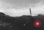 Standbild USAAF-Bomber starten in Großbritannien England Vereinigtes Königreich, 1942, aus Sekunde 12 historischem Filmmaterial Videoclip 65675079575