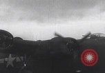 Standbild USAAF-Bomber starten in Großbritannien England Vereinigtes Königreich, 1942, aus Sekunde 13 historischem Filmmaterial Videoclip 65675079575