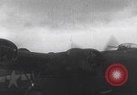 Standbild USAAF-Bomber starten in Großbritannien England Vereinigtes Königreich, 1942, aus Sekunde 14 historischem Filmmaterial Videoclip 65675079575