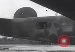 Standbild USAAF-Bomber starten in Großbritannien England Vereinigtes Königreich, 1942, aus Sekunde 17 historischem Filmmaterial Videoclip 65675079575