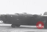 Standbild USAAF-Bomber starten in Großbritannien England Vereinigtes Königreich, 1942, aus Sekunde 18 historischem Filmmaterial Videoclip 65675079575