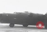 Standbild USAAF-Bomber starten in Großbritannien England Vereinigtes Königreich, 1942, aus Sekunde 19 historischem Filmmaterial Videoclip 65675079575
