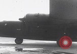 Standbild USAAF-Bomber starten in Großbritannien England Vereinigtes Königreich, 1942, aus Sekunde 21 historischem Filmmaterial Videoclip 65675079575