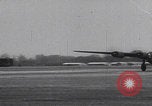 Standbild USAAF-Bomber starten in Großbritannien England Vereinigtes Königreich, 1942, aus Sekunde 23 historischem Filmmaterial Videoclip 65675079575