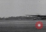 Standbild USAAF-Bomber starten in Großbritannien England Vereinigtes Königreich, 1942, aus Sekunde 24 historischem Filmmaterial Videoclip 65675079575