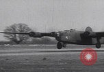 Standbild USAAF-Bomber starten in Großbritannien England Vereinigtes Königreich, 1942, aus Sekunde 25 historischem Filmmaterial Videoclip 65675079575
