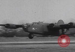 Standbild USAAF-Bomber starten in Großbritannien England Vereinigtes Königreich, 1942, aus Sekunde 26 historischem Filmmaterial Videoclip 65675079575