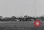 Standbild USAAF-Bomber starten in Großbritannien England Vereinigtes Königreich, 1942, aus Sekunde 27 historischem Filmmaterial Videoclip 65675079575