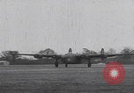 Standbild USAAF-Bomber starten in Großbritannien England Vereinigtes Königreich, 1942, aus Sekunde 28 historischem Filmmaterial Videoclip 65675079575