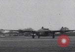 Standbild USAAF-Bomber starten in Großbritannien England Vereinigtes Königreich, 1942, aus Sekunde 29 historischem Filmmaterial Videoclip 65675079575